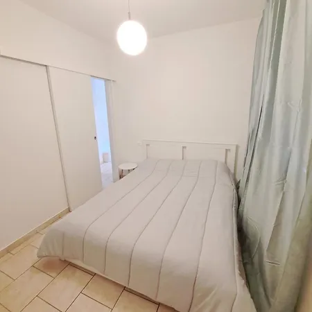 Apartamento Dinky's With A Balcony Overlooking The Woods