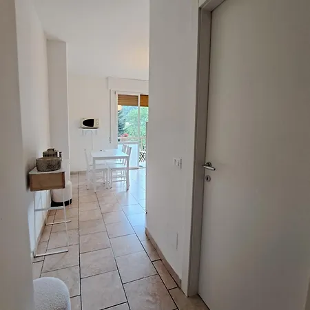 Apartamento Dinky's With A Balcony Overlooking The Woods *