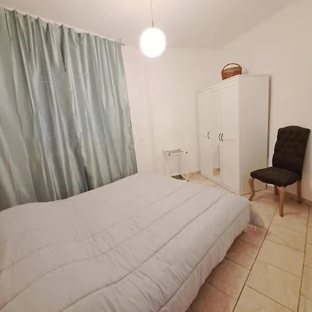 Apartamento Dinky's With A Balcony Overlooking The Woods