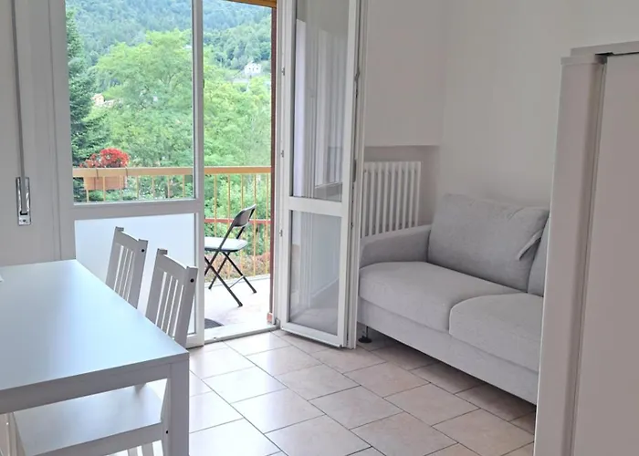 Dinky's With A Balcony Overlooking The Woods Apartmán *