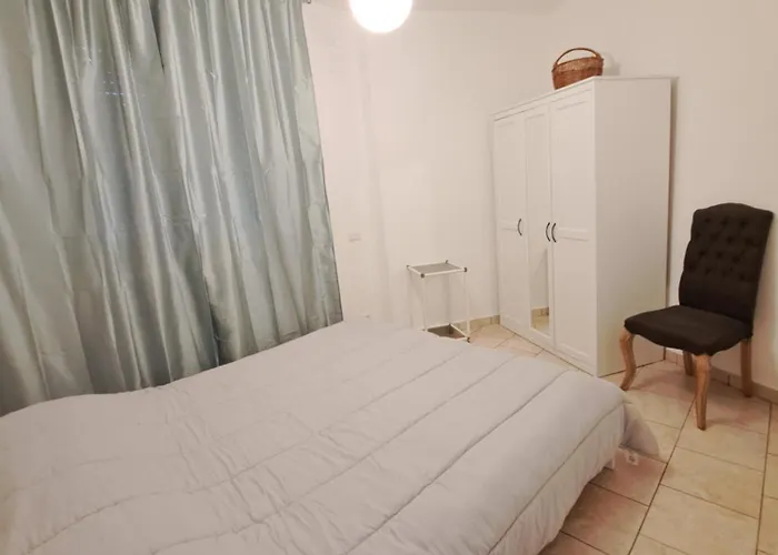 Apartamento Dinky's With A Balcony Overlooking The Woods